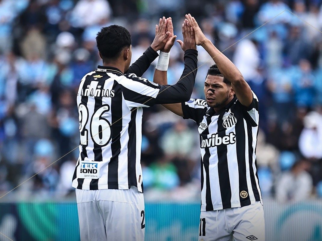 Rony comemorando classificação do Santos