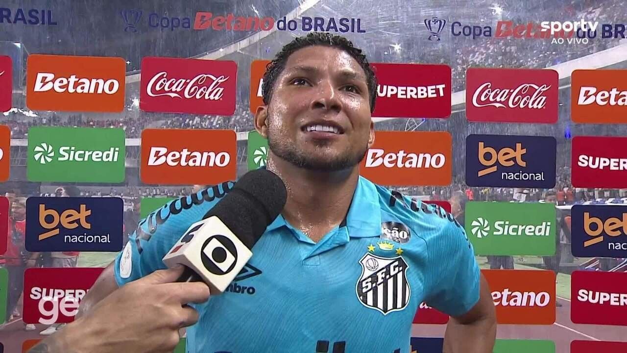 Rony comemorando gol pelo Santos no Mangueirão