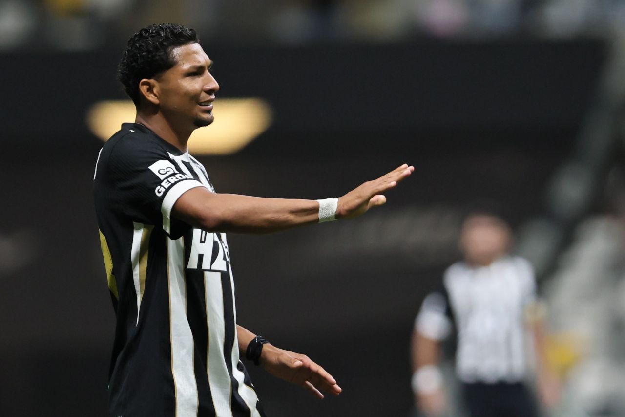 Rony, atacante em campo com a camisa do Santos