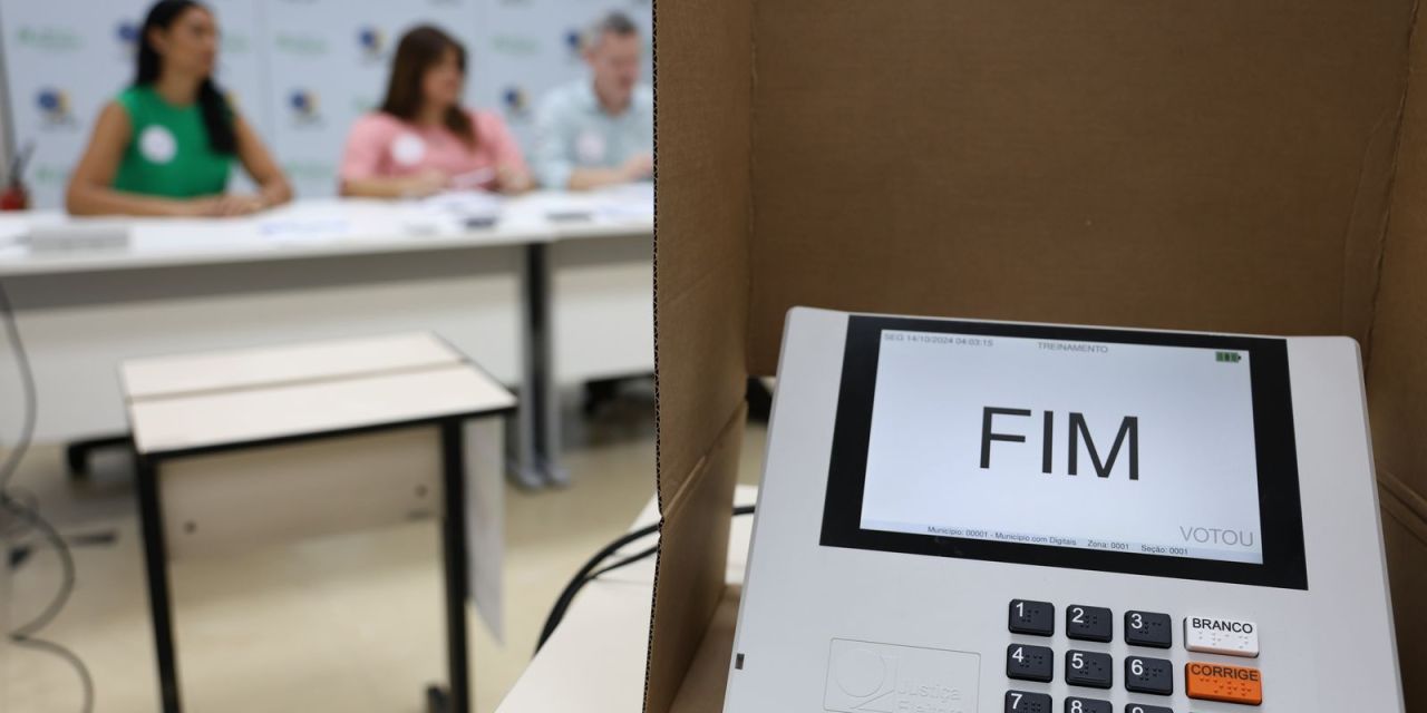 Eleitores em fila para votar em urna eletrônica em Roraima