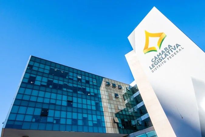 Plenário da Câmara Legislativa do Distrito Federal com parlamentares e bancada