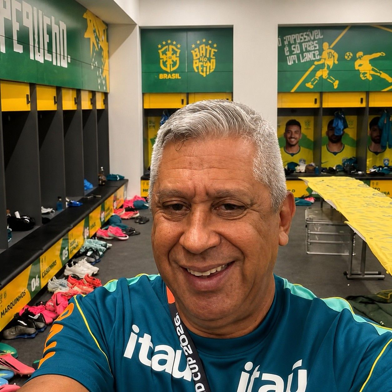 Manoel Carvalho no vestiário da Seleção com jogadores