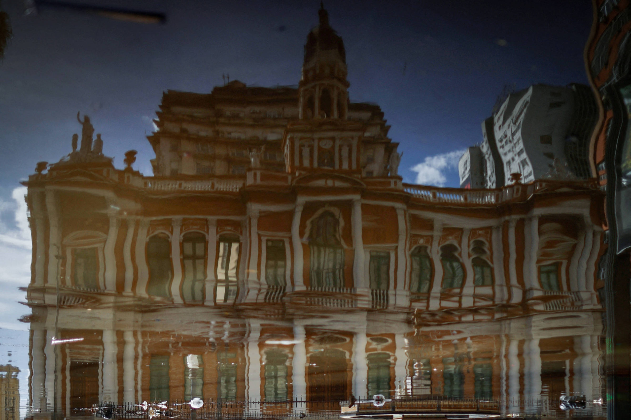 Máquinas em desassoreamento de margem de rio