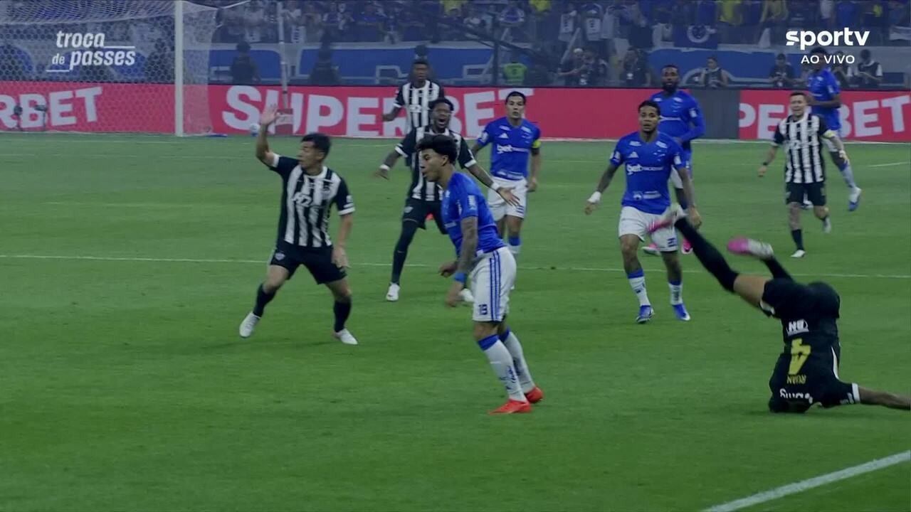 Ruan Tressoldi deixando o campo após choque com Kaio Jorge