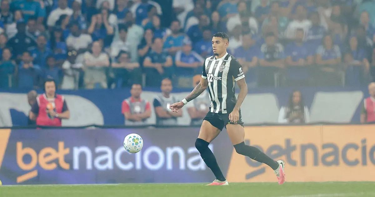 Ruan caído no gramado após choque no clássico