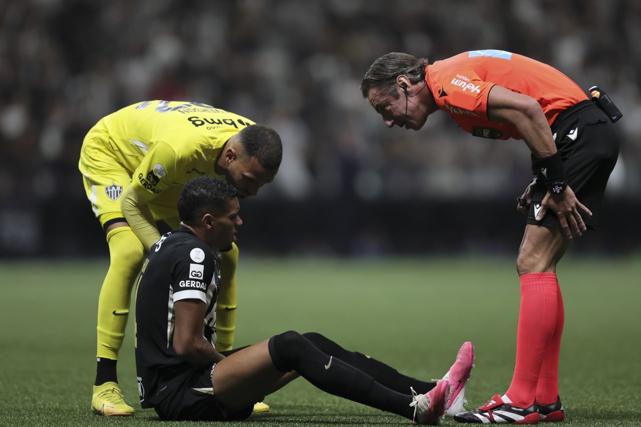 Ruan saindo de maca após dividida na Arena MRV