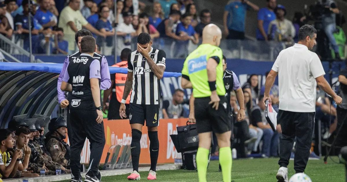 Ruan caído no gramado após choque de cabeça
