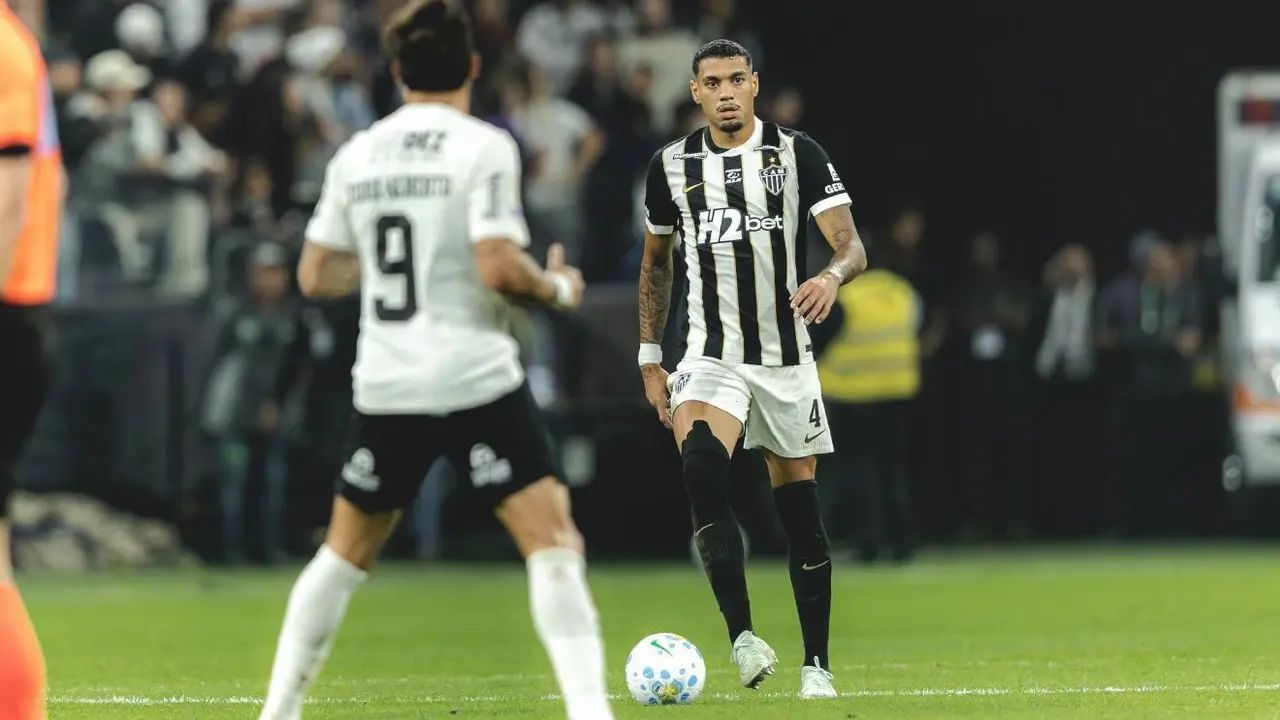 Ruan disputando bola pelo Atlético