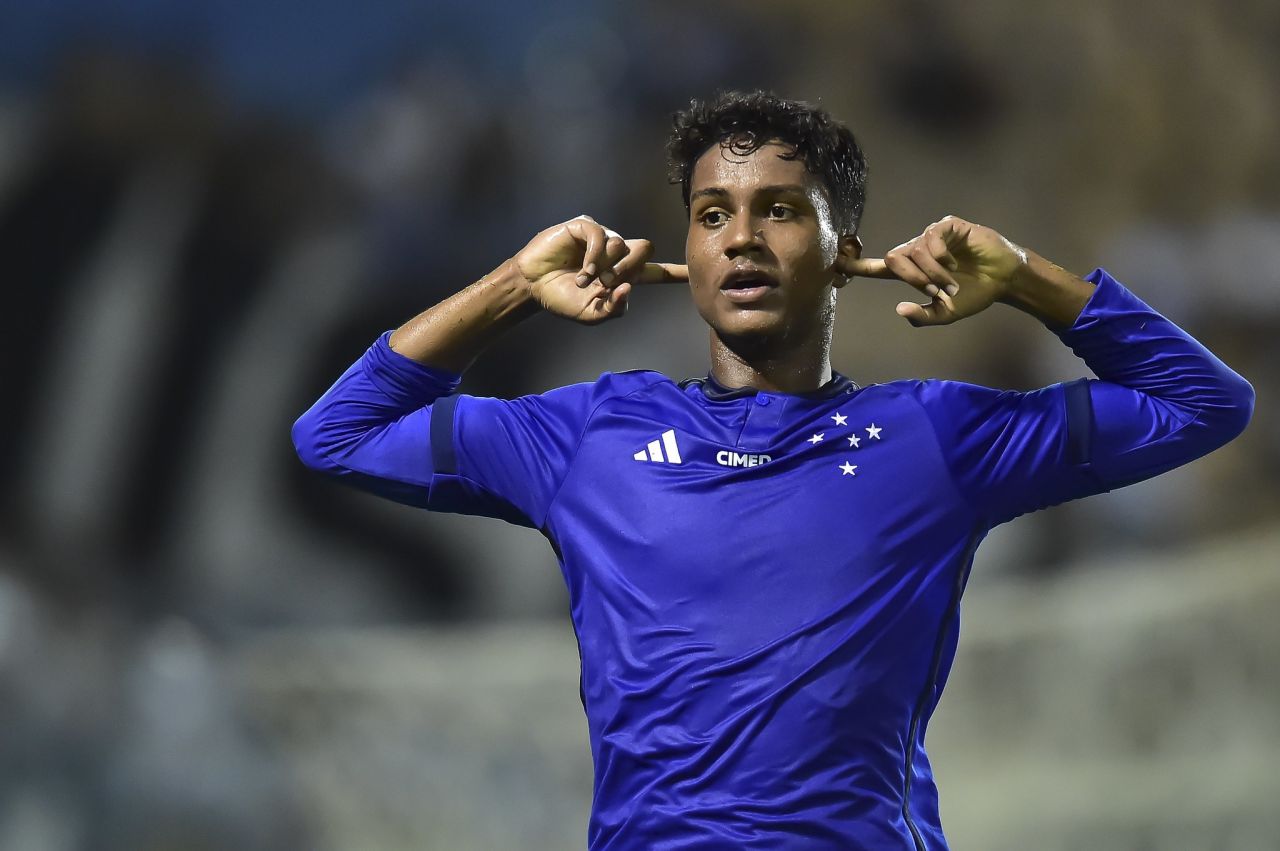 Ruan Índio com a camisa do Cruzeiro