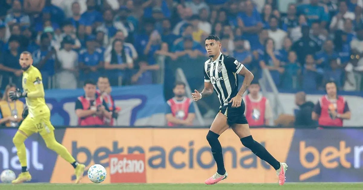 Ruan caindo após disputa aérea com Kaio Jorge