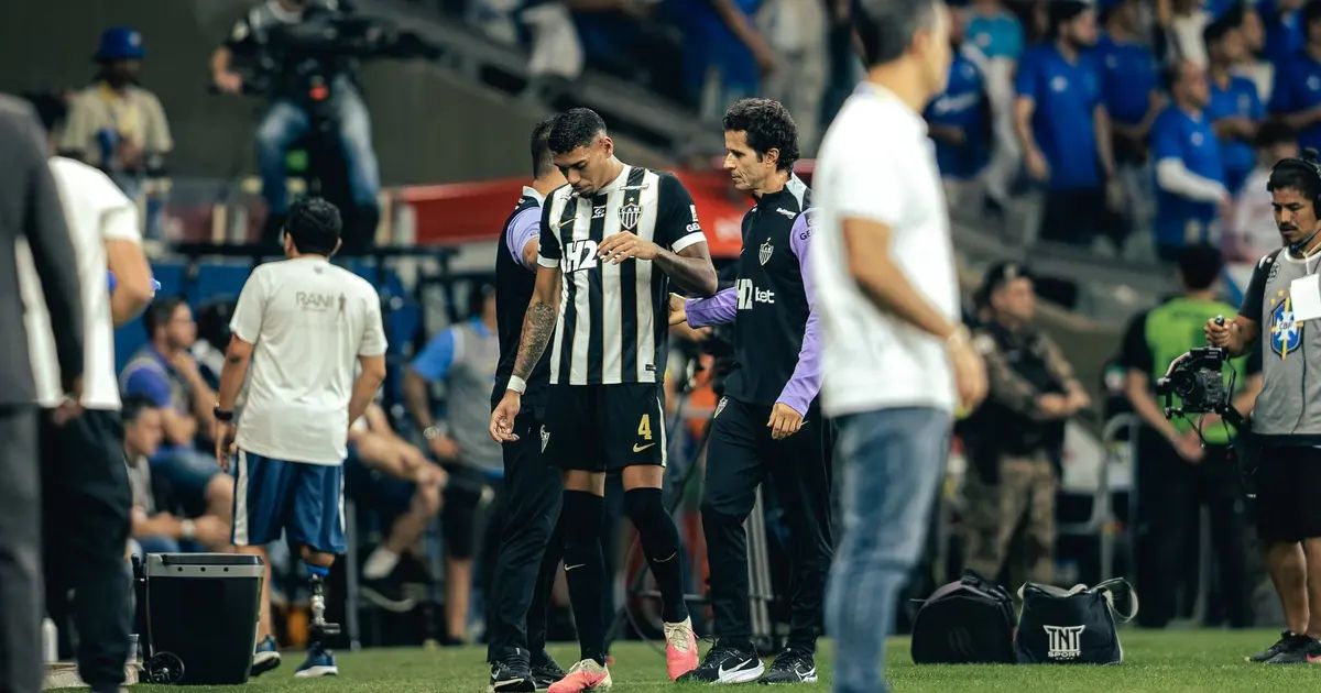 Ruan deixando o gramado após choque de cabeça