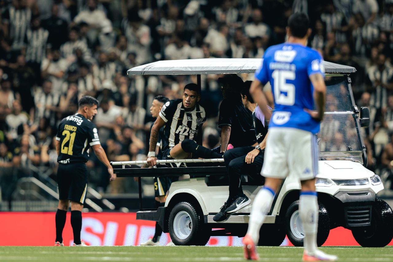 Ruan deixando o gramado de carrinho na Arena MRV