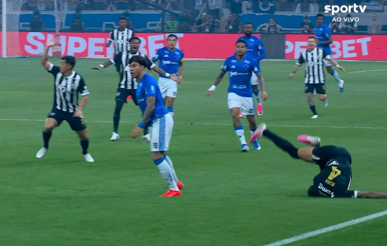 Ruan caído após choque de cabeça com Kaio Jorge