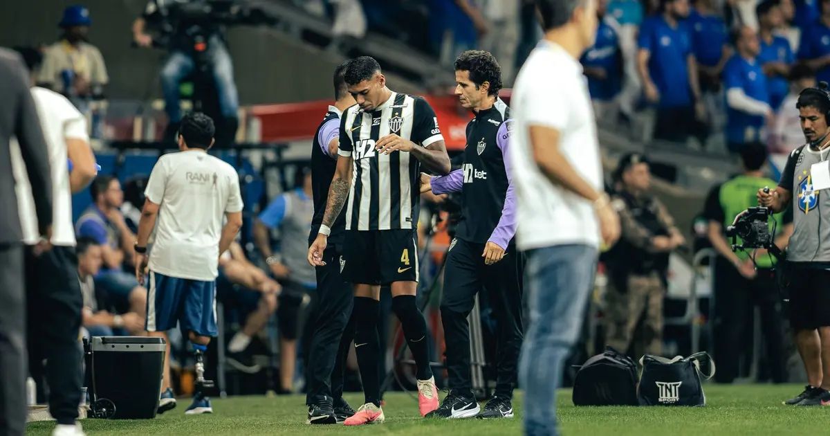 Ruan Tressoldi em disputa pelo alto