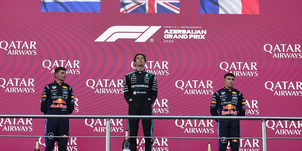 George Russell celebra no pódio após vencer o GP do Azerbaijão