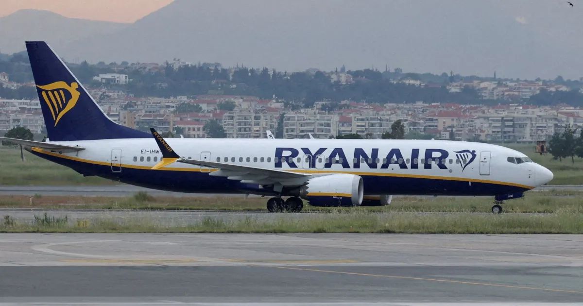 Avião da Ryanair taxiando em aeroporto