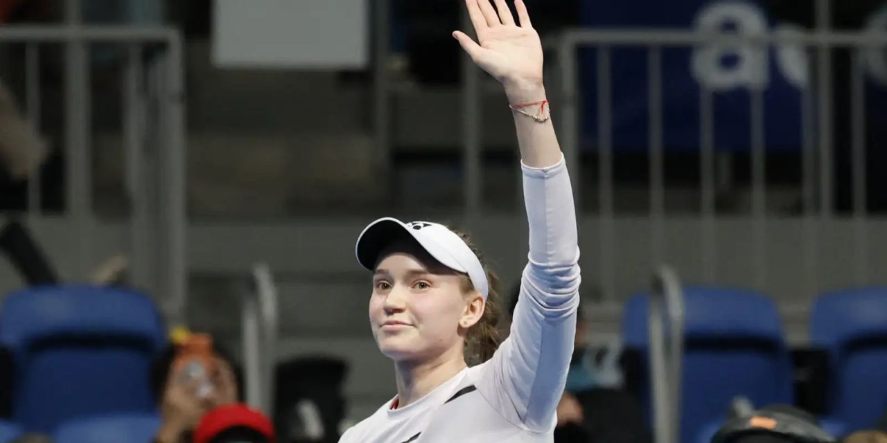 Elena Rybakina em ação durante partida em Tóquio
