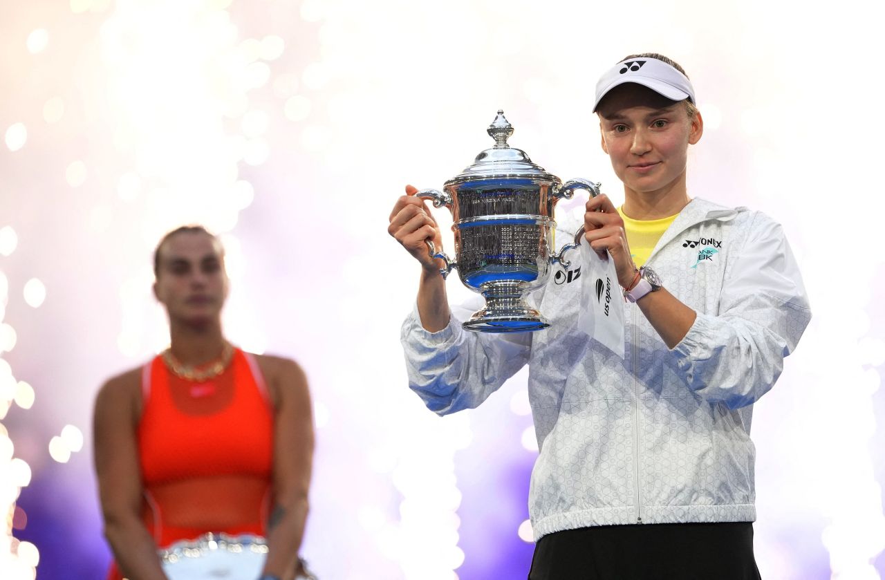 Elena Rybakina ergue troféu do US Open
