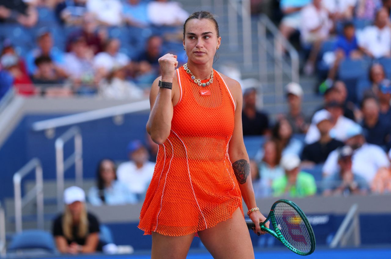 Aryna Sabalenka comemora ponto contra Linda Noskova