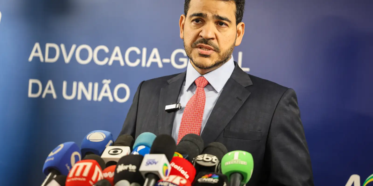 Jorge Messias em entrevista no Senado