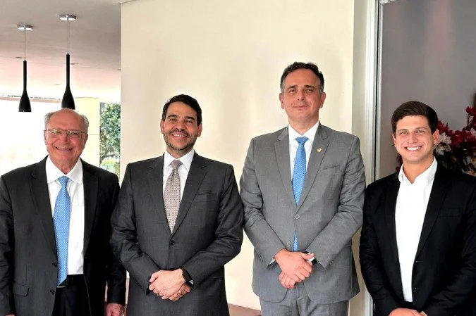Jorge Messias durante sessão no Senado