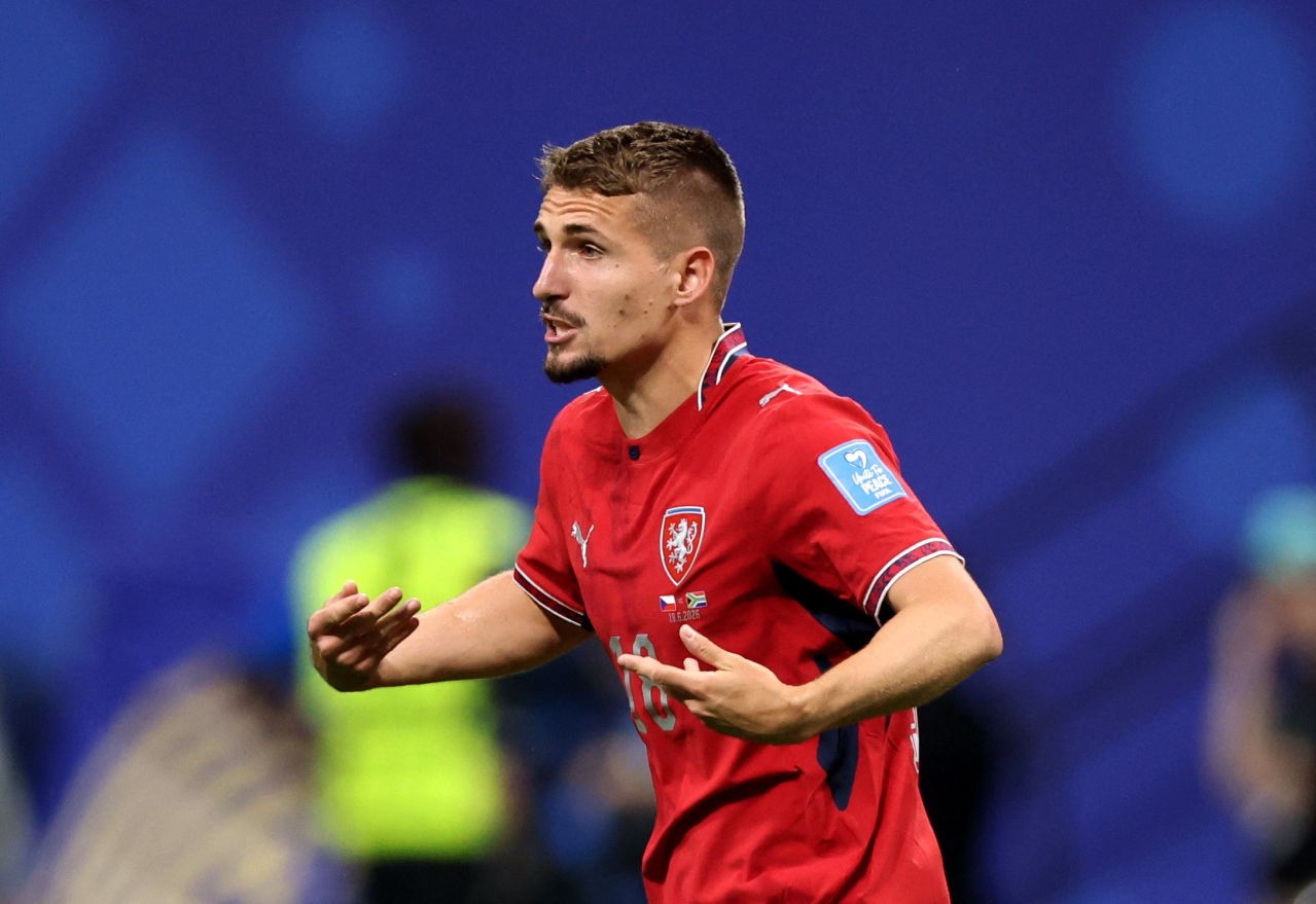 Michal Sadilek comemorando gol