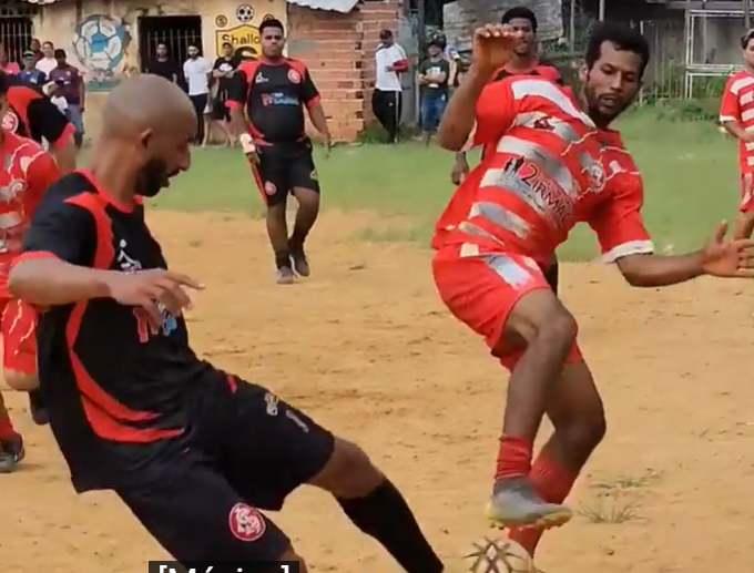 Final da Copa da Paz no Campo do Margarida em Terra de Vasconcelos: Internacional vence Ousadia e Alegria com gol decisivo no final do primeiro tempo. Torcida animada celebrando a vitória.
