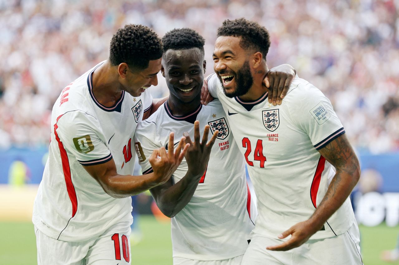 Bukayo Saka comemorando gol