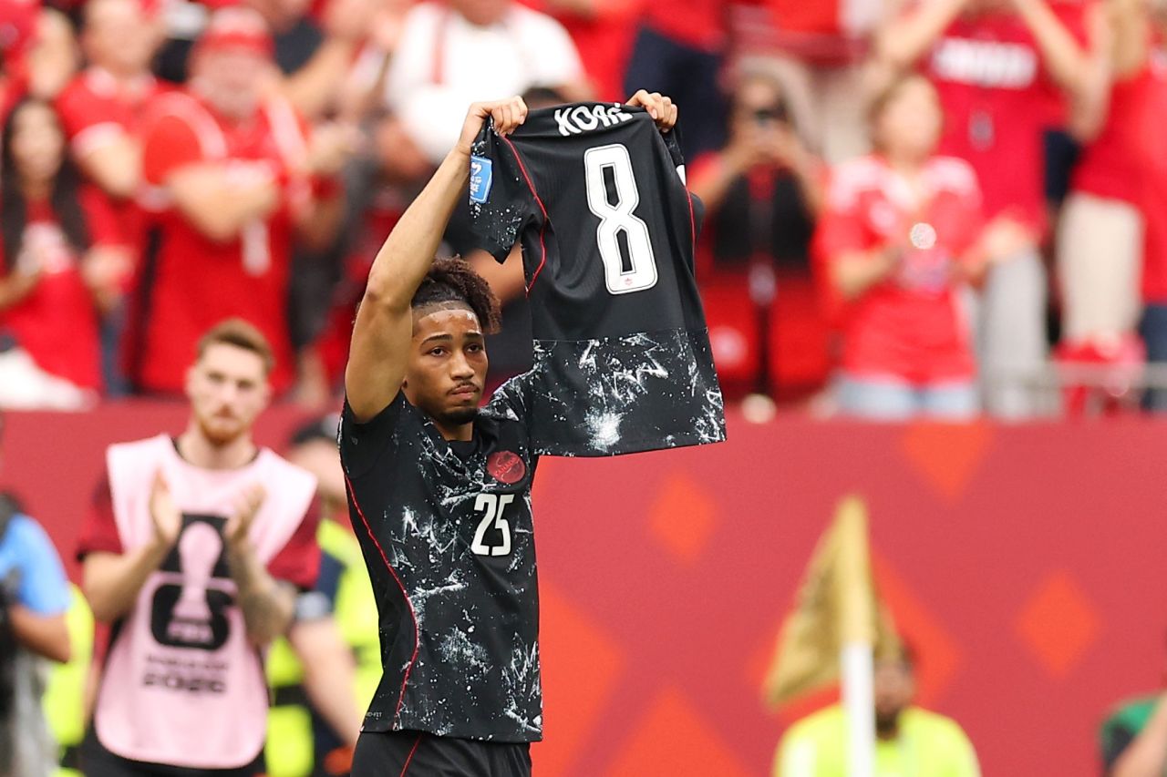 Saliba comemora gol e faz homenagem a Koné