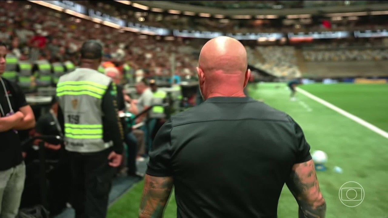 Jorge Sampaoli observando partida do Talleres