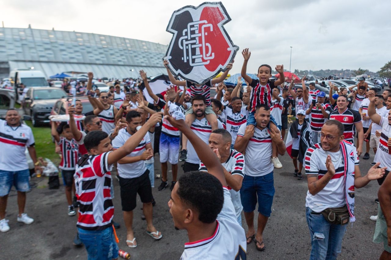 Torcida do Santa Cruz na Arena de Pernambuco