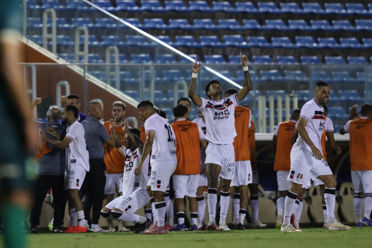 Jogadores do Santa Cruz após empate com Floresta