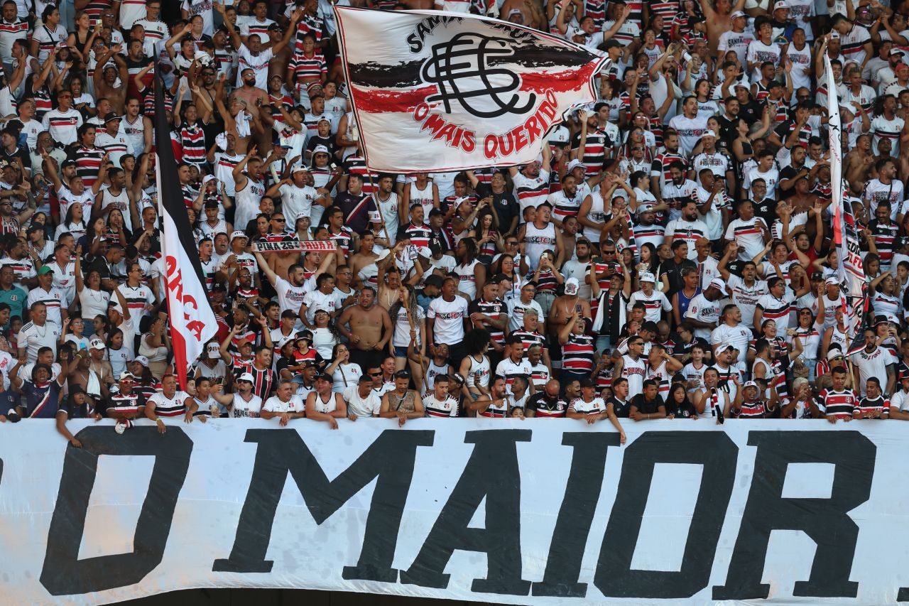 Torcida do Santa Cruz no jogo contra o Floresta