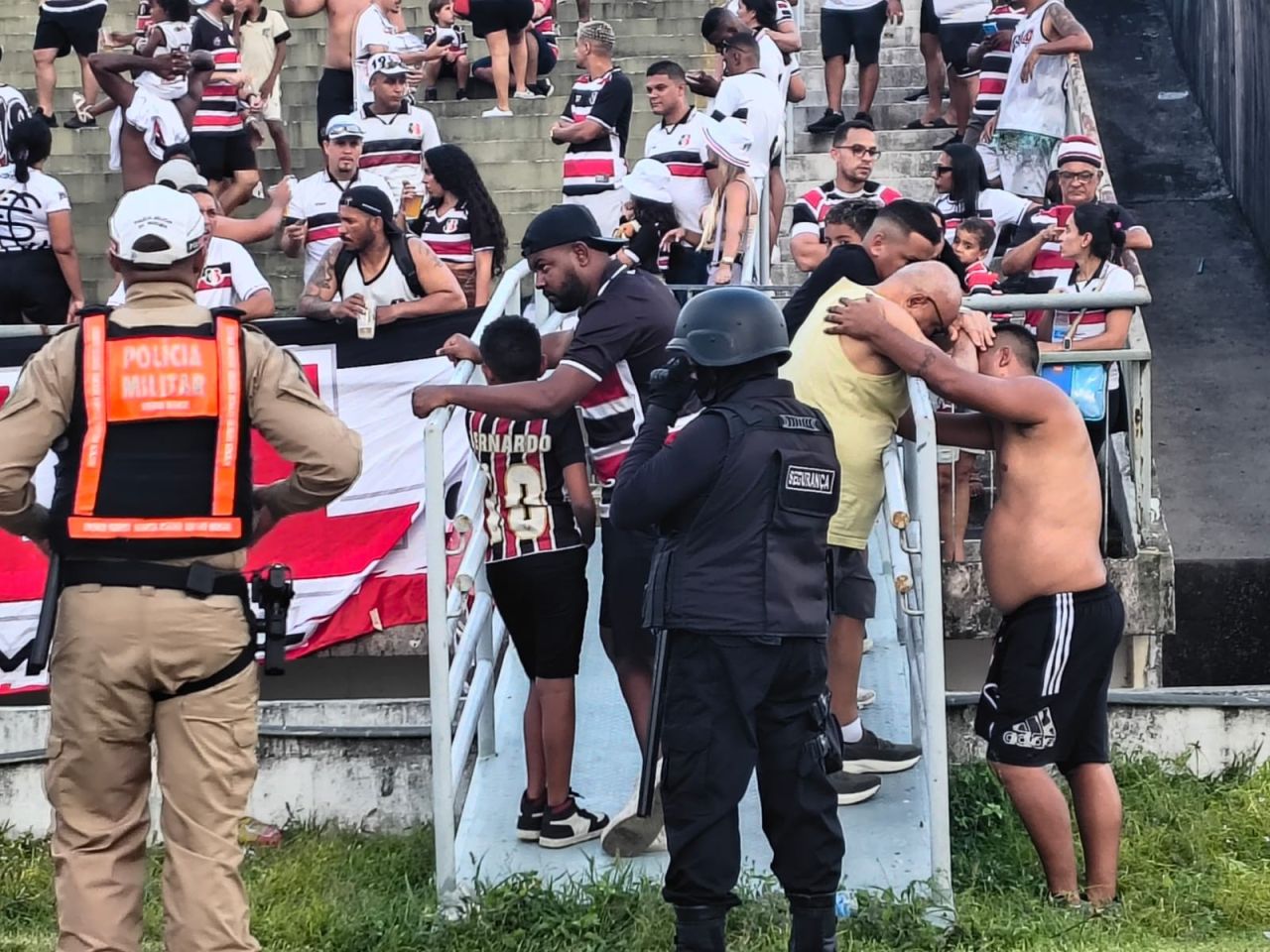 Torcedores do Santa Cruz perto do Estádio Almeidão