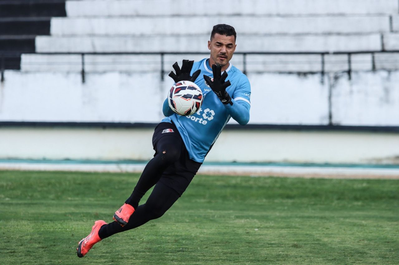 Goleiro Felipe Alves com a camisa do Santa Cruz