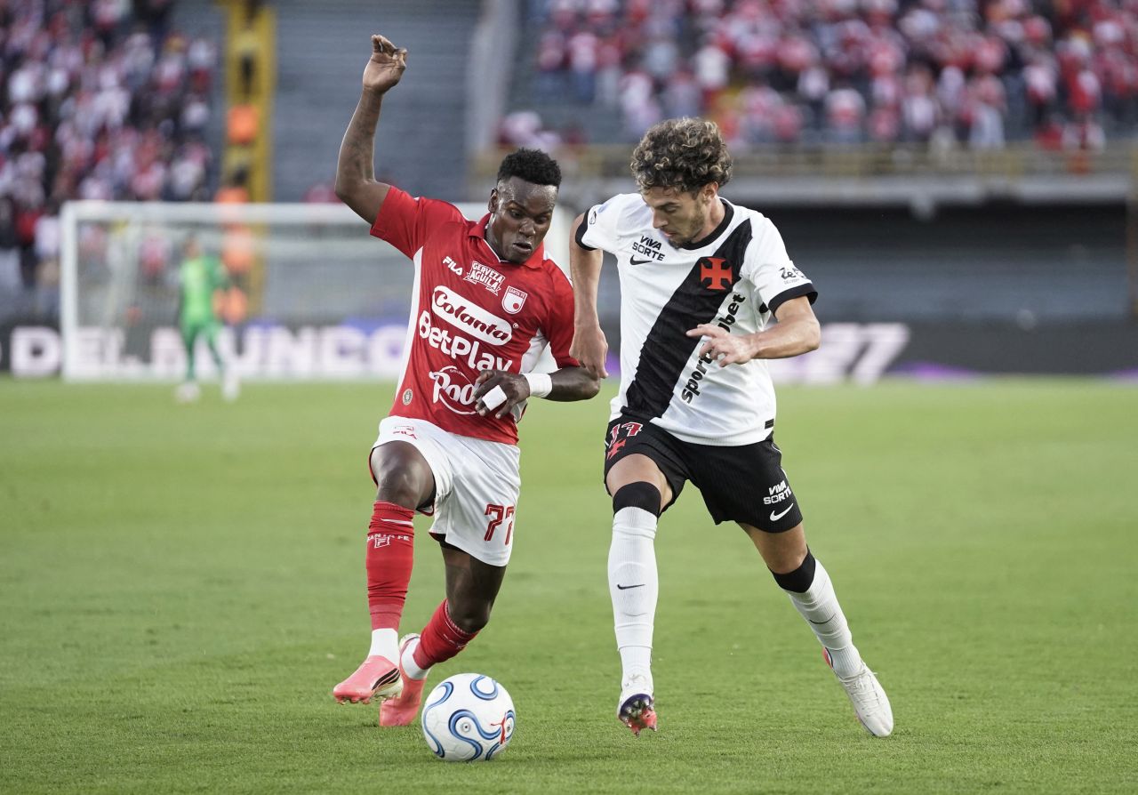 Nuno Moreira disputa bola com Obrian em Santa Fe 0 x 0 Vasco