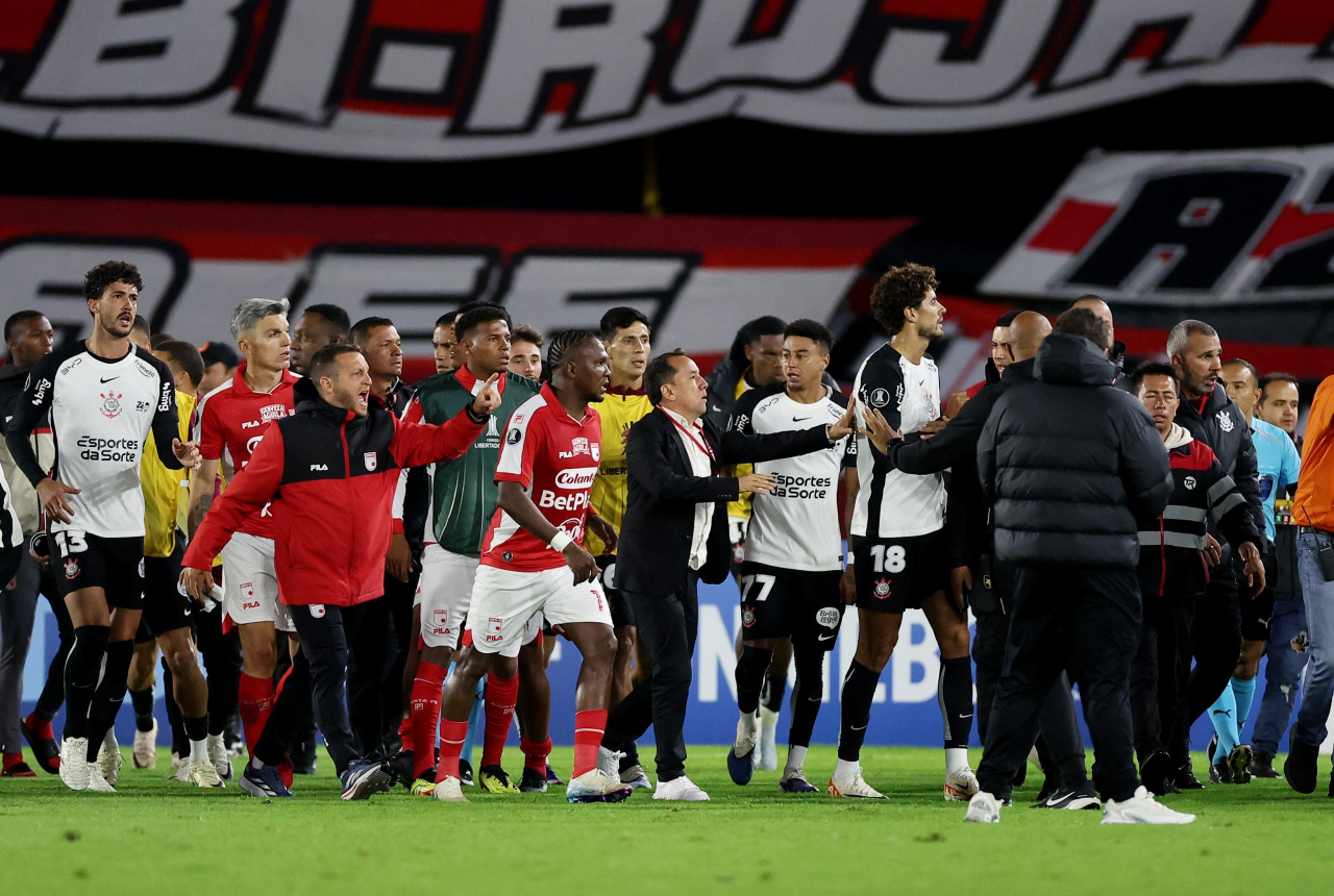 Jogadores do Santa Fe cercam Hugo Souza após partida no estádio El Campín