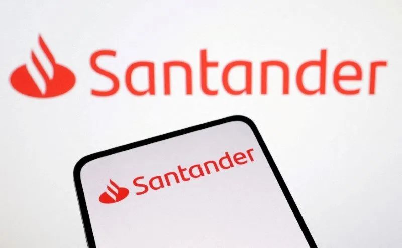 Logotipo do Santander em agência bancária
