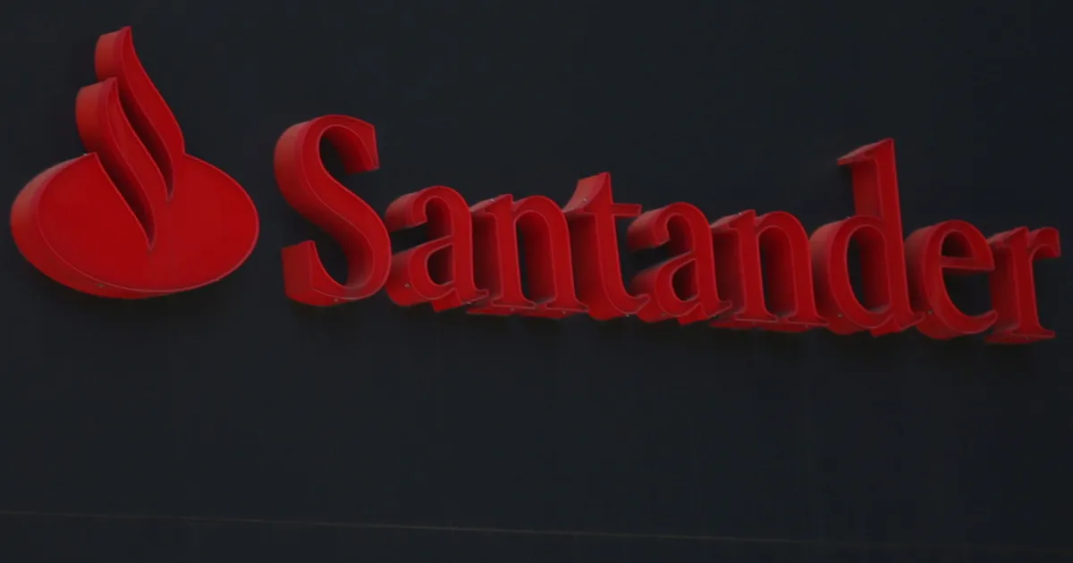 Logo do Santander em fachada de agência