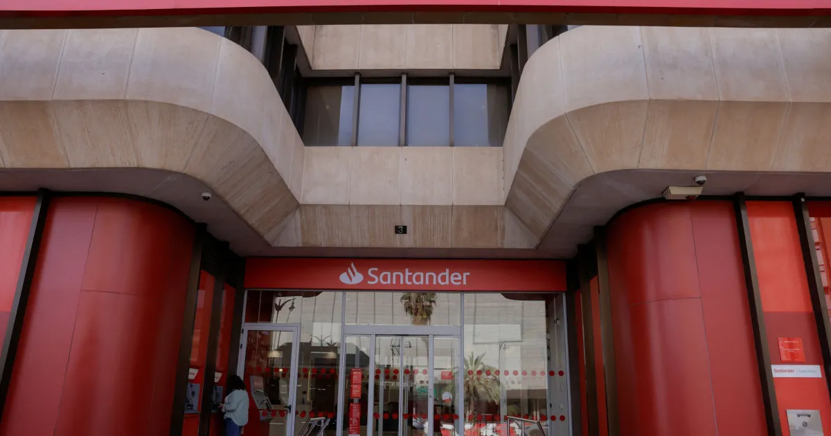 Fachada do edifício do banco Santander em Madri