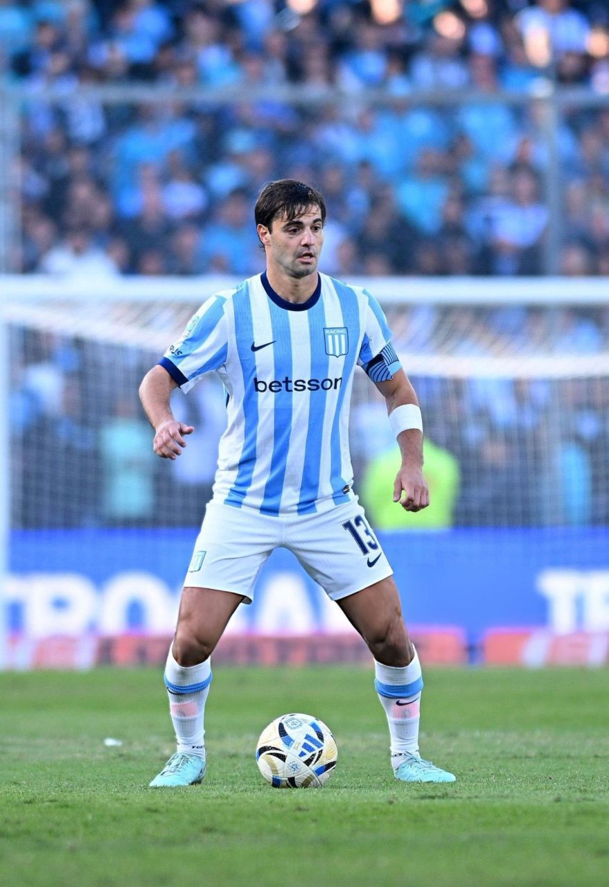Santiago Sosa em ação pelo Racing
