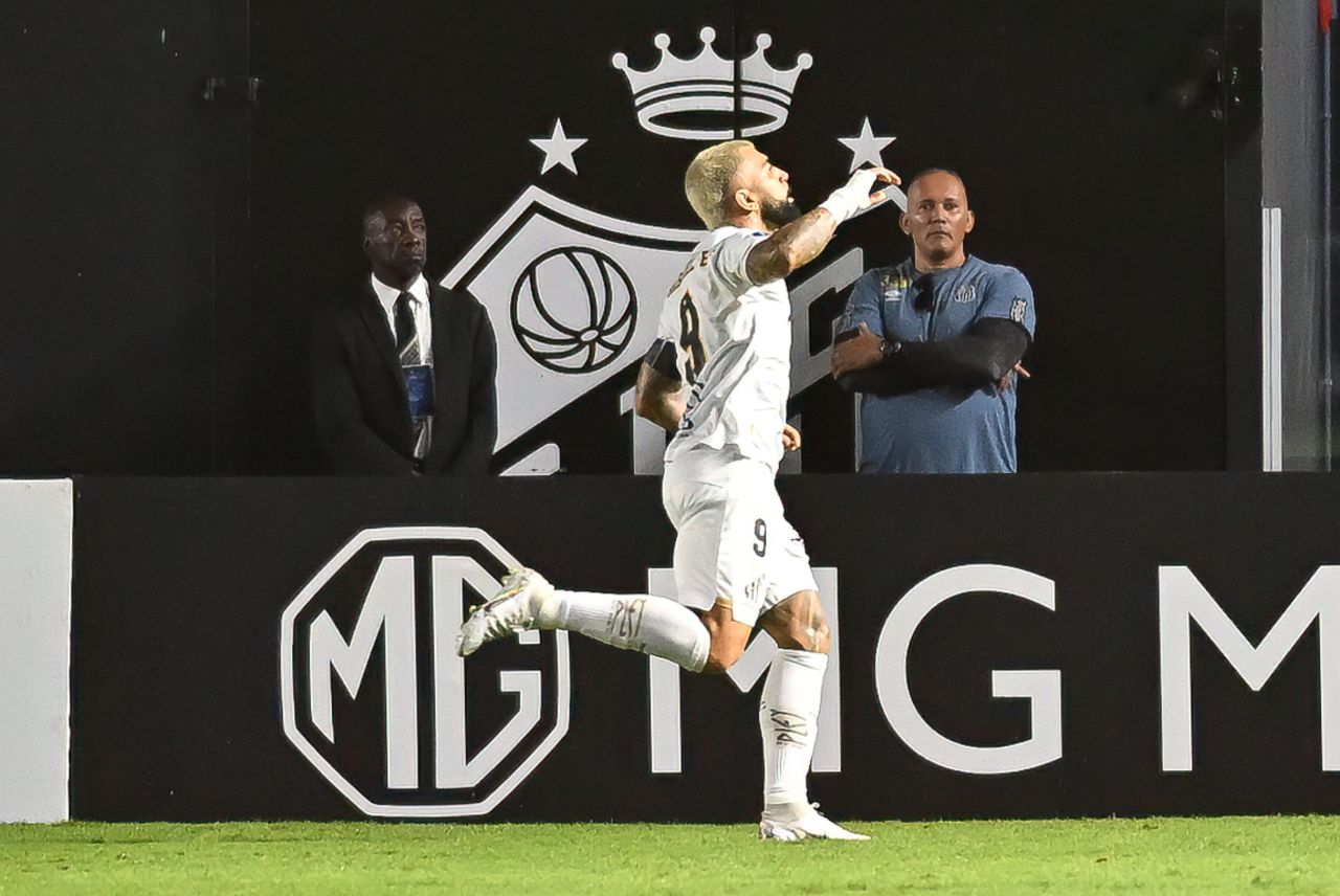 Gabigol comemora gol pelo Santos contra Deportivo Cuenca