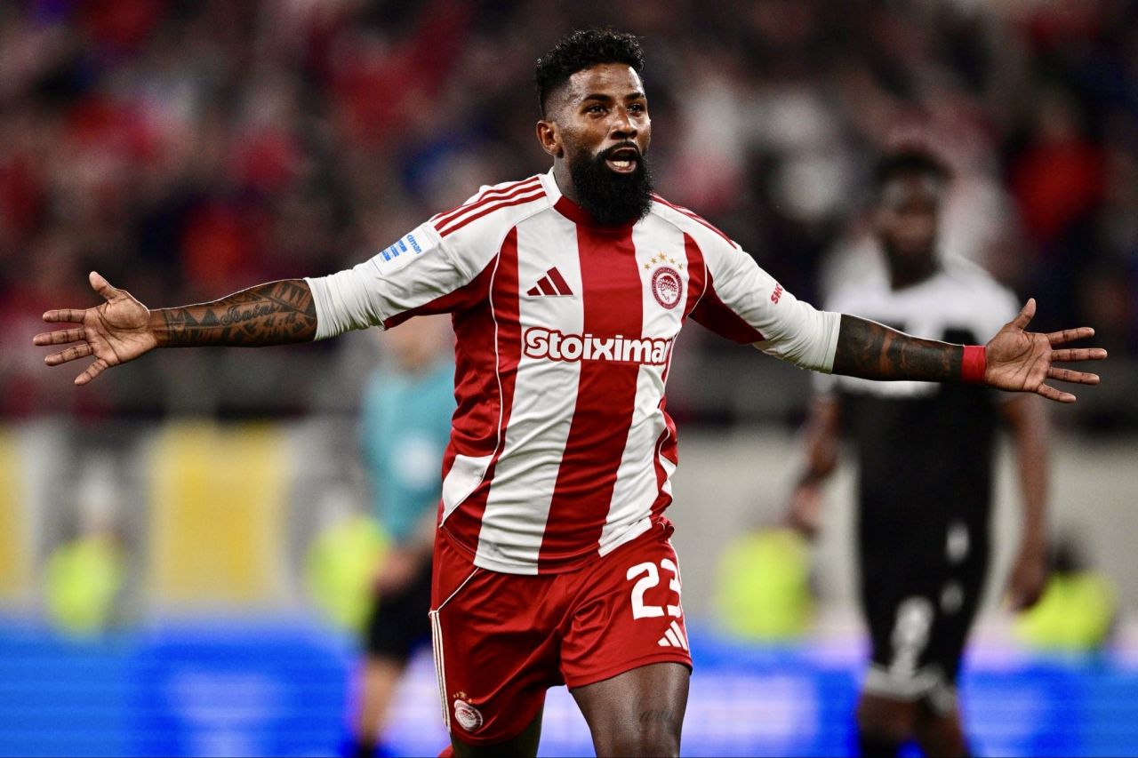Rodinei comemorando gol pelo Olympiacos