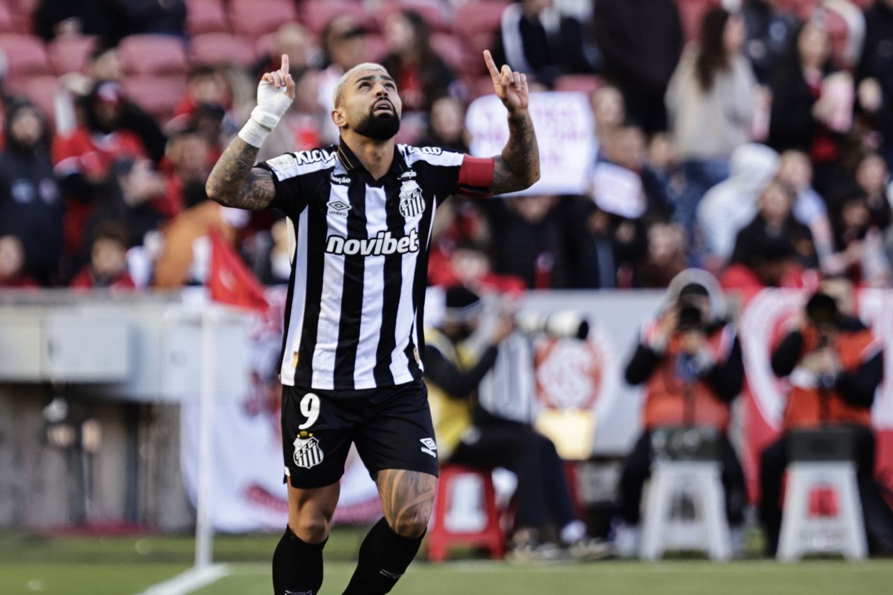 Jogador do Santos comemorando gol no Beira-Rio