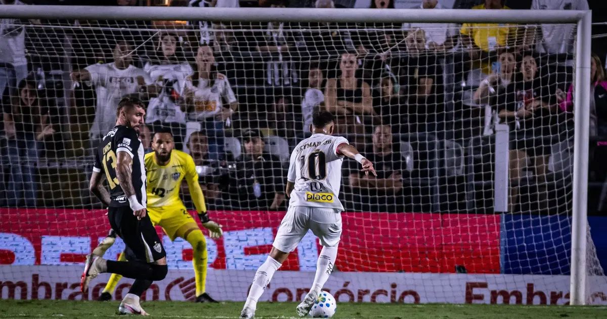 Atlético-MG comemora gol de Cuello na Arena MRV