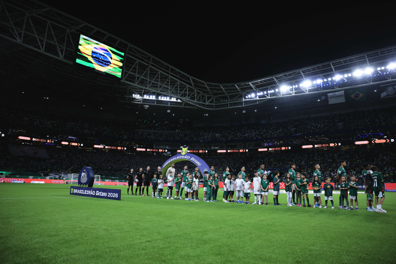 Palmeiras perfilado para o Hino Nacional sem a presença do Santos