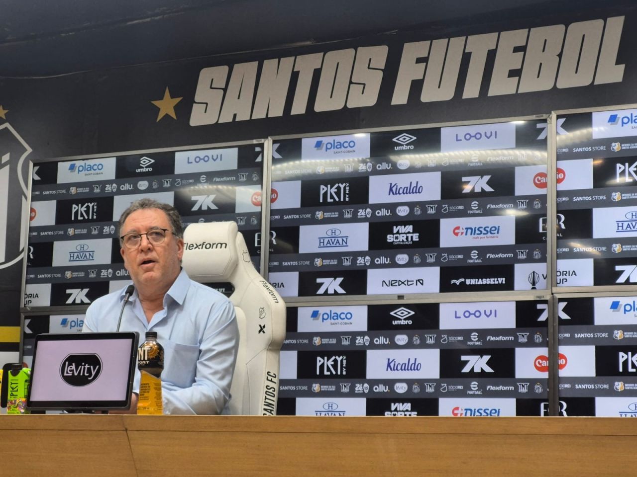 Diretoria do Santos sob pressão por atraso de pagamentos