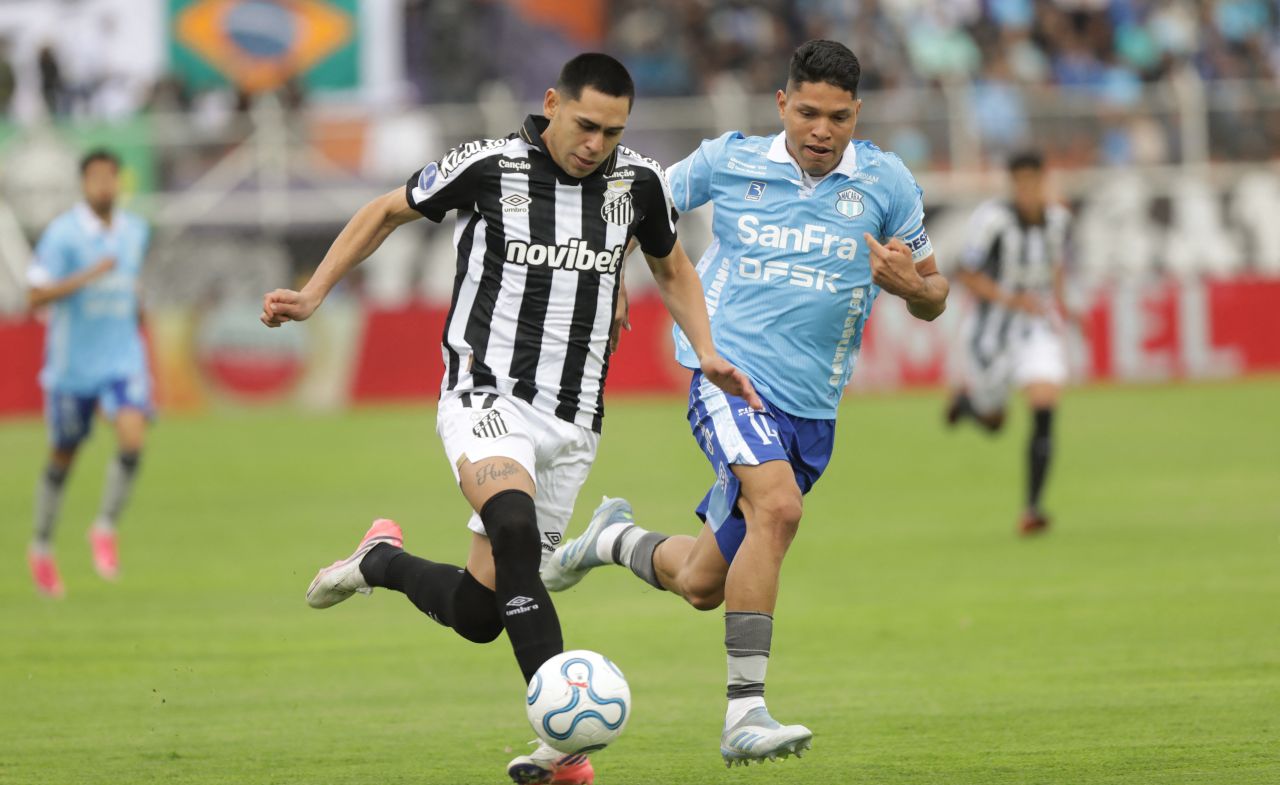 Jogadores do Santos comemoram classificação após empate sem gols em Ambato