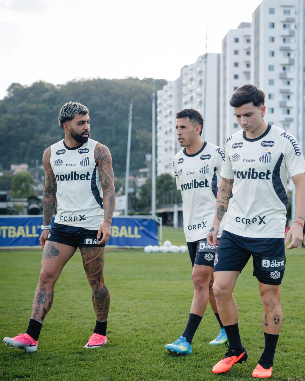 Jogadores do Santos durante treino no CT Rei Pelé