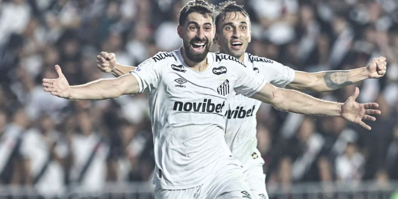 Jogadores do Santos comemoram gol em São Januário